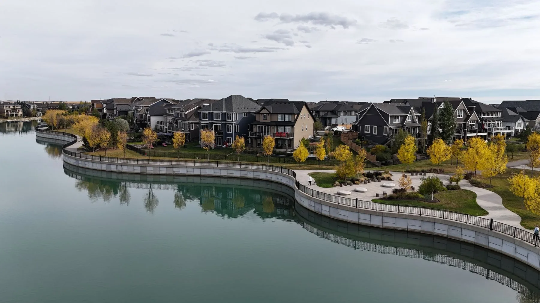 Aerial view of Mahogany homes backing onto the lake promenade in autumn